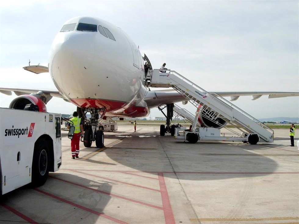 Archivo - Imagen del personal de Swissport, en una foto de archivo.