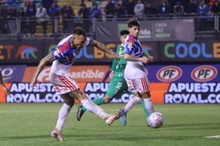 Futbol, Audax Italiano vs Universidad de Chile Fecha 16, Liga de Primera 2026. El jugador de Universidad de Chile Eduardo Vargas, izquierda, convierte su gol  durante un partido de primera contra Audax Italiano disputado en el estadio Bicentenario La