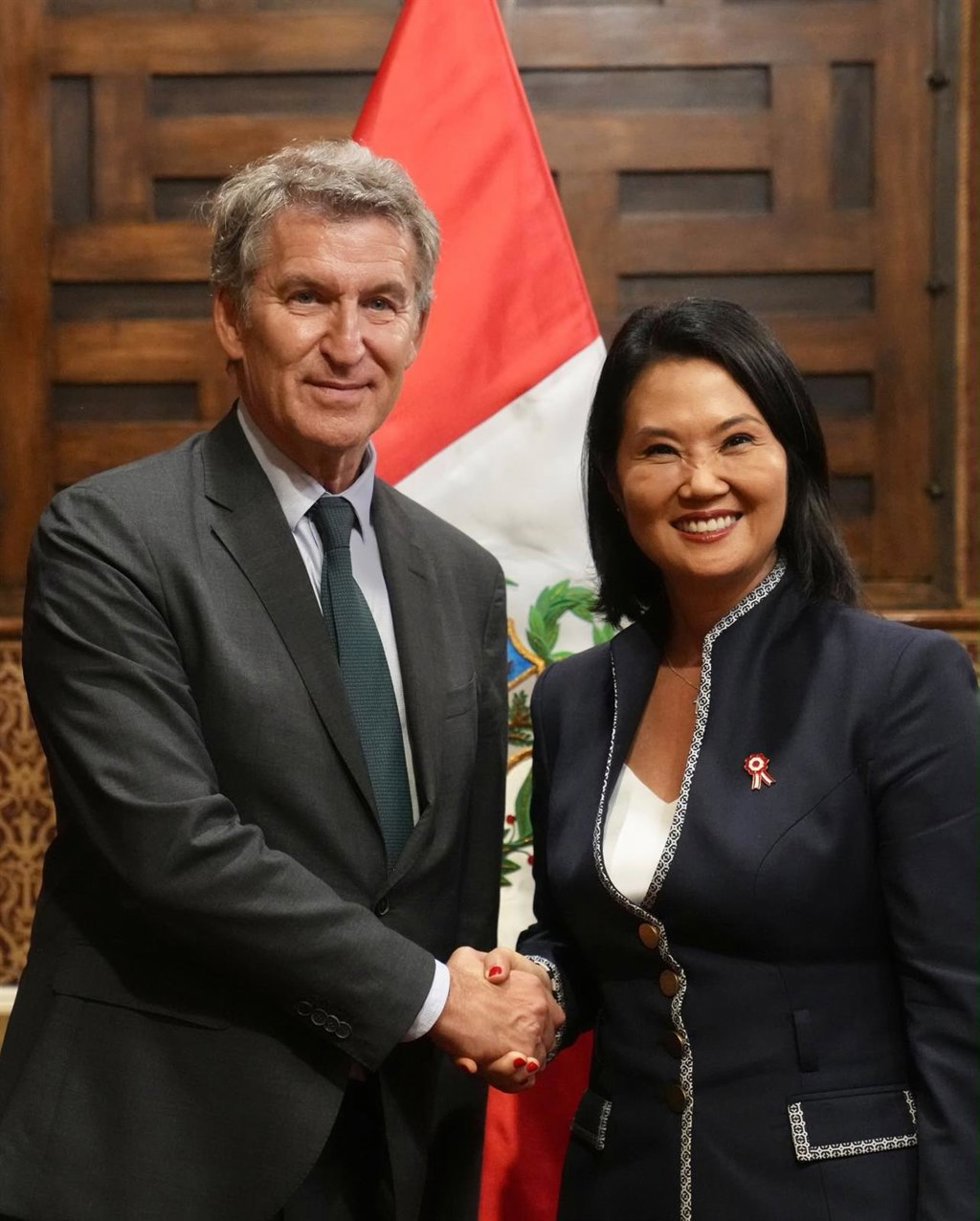El presidente del Partido Popular, Alberto Núñez Feijóo, con la presidenta de Perú, Keiko Fujimori, este martes 28 de julio en Lima (Perú).