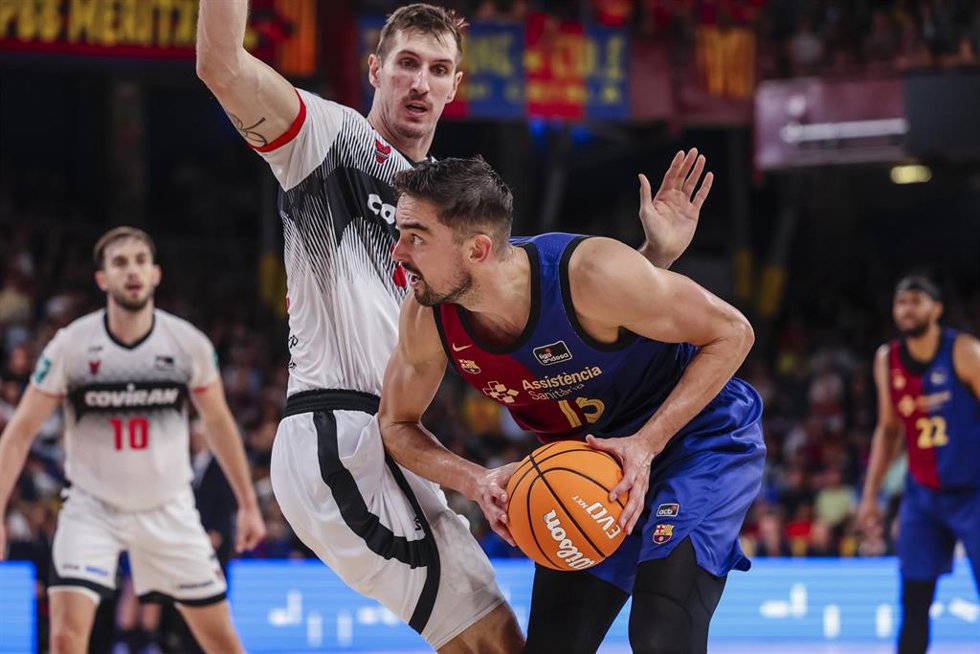 Archivo - Rubén Guerrero (izq.), defendiendo a Tomas Satoransky durante un partido.