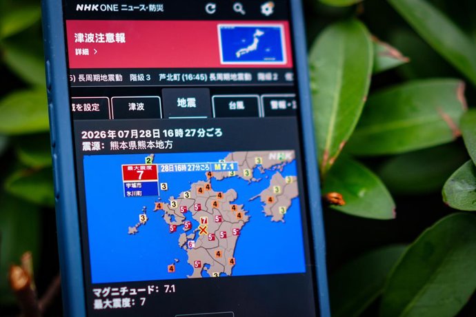 TOKYO, July 28, 2026  -- This photo taken on July 28, 2026 in Tokyo, Japan, shows a mobile phone screen displaying the earthquake information. An earthquake with a preliminary magnitude of 7.1 struck Kumamoto Prefecture, southwestern Japan, on Tuesday, th