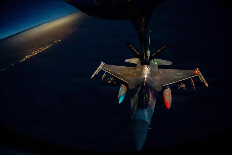 Archivo - Un avión de la Fuerza Aérea de Estados Unidos se aproxima para repostar combustible. Imagen de archivo