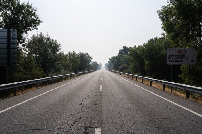 Estrada entre Valdemaqueda e Villamanta, em 28 de julho de 2026, em Madri (Espanha). O intenso trabalho realizado durante a noite pela equipe de combate a incêndios permitiu conter o avanço das frentes ativas do incêndio florestal que afeta