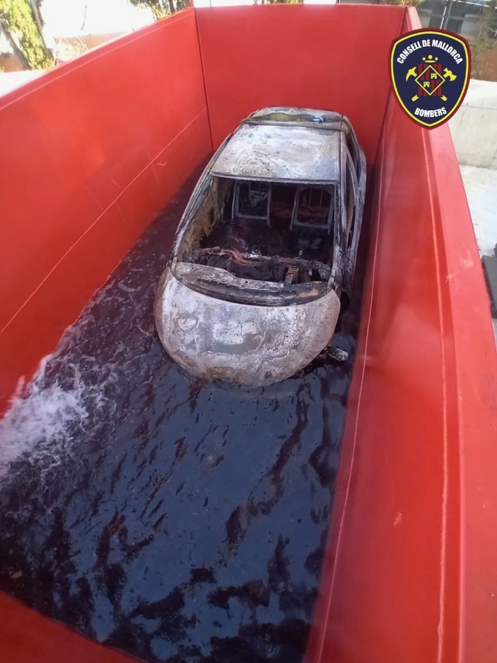 Los bomberos meten un coche incendiado en Betlem para evitar que el fuego se reavive