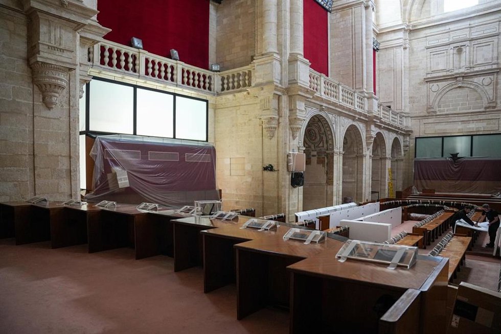 Archivo - Obras en el tradicional salón de pleno del Parlamento andaluz 