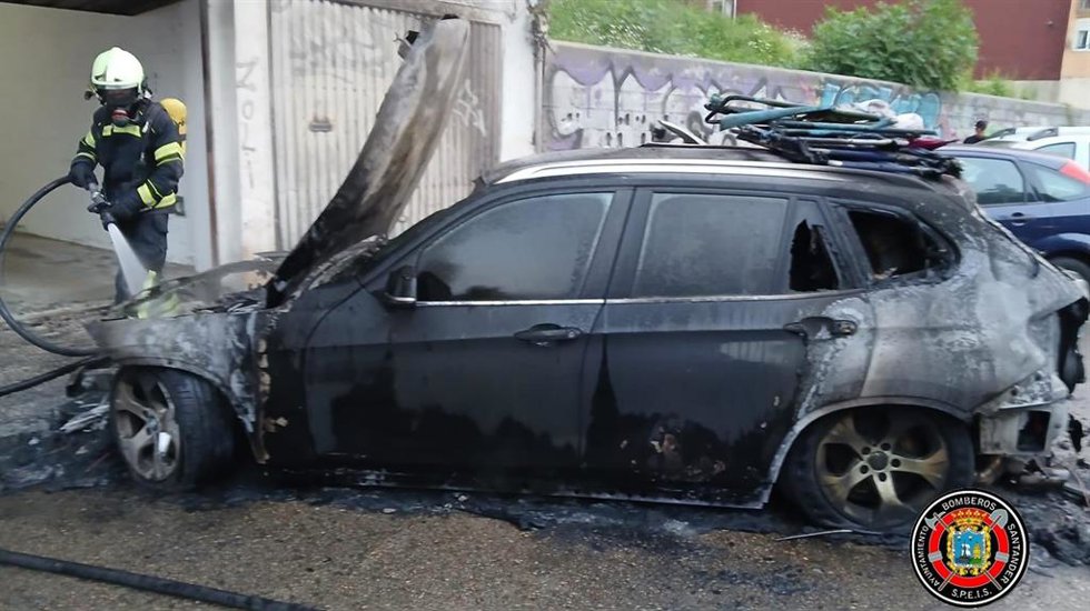 Vehículo incendiado en Santander