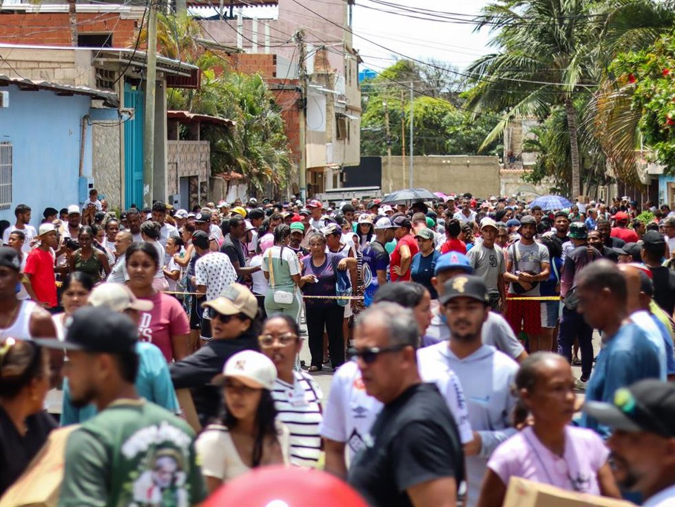 July 12, 2026, La Guaira, Venezuela (Bolivarian Republic of: LA GUAIRA, VENEZUELA - JULY 13, 2026: Volunteers from Global Empowerment Mission (GEM) distribute non-perishable food, bottled water and essential relief supplies to residents of Naiguatá parish