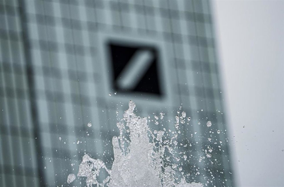 Archivo - FILED - 07 May 2026, Hesse, Frankfurt/Main: File Photo - The fountain of the Lucae fountain bubbles in front of the Deutsche Bank headquarters. Photo: Andreas Arnold/dpa