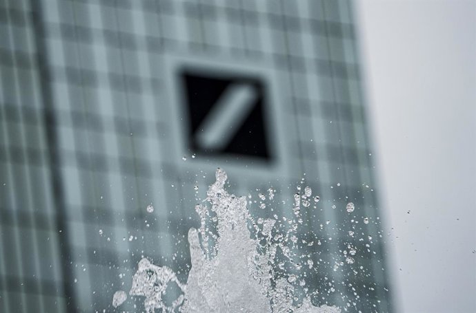 Archivo - FILED - 07 May 2026, Hesse, Frankfurt/Main: File Photo - The fountain of the Lucae fountain bubbles in front of the Deutsche Bank headquarters. Photo: Andreas Arnold/dpa