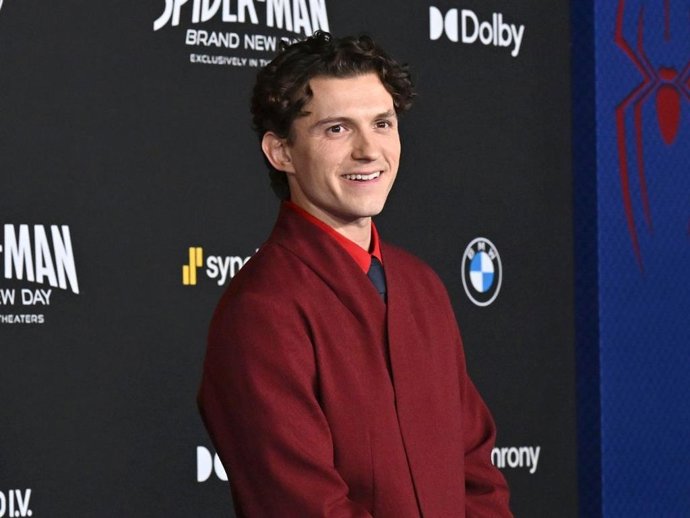 Tom Holland confirma que el traje burdeos será el color estrella de la sastrería masculina este otoño