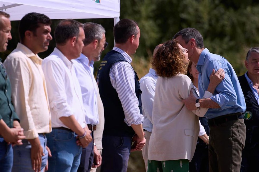 La secretaria general del PSOE-A, María Jesús Montero, saluda al presidente del Gobierno, Pedro Sánchez, en el puesto de mando avanzado instalado por el incendio forestal de Los Gallardos (Almería). (Foto de archivo).
