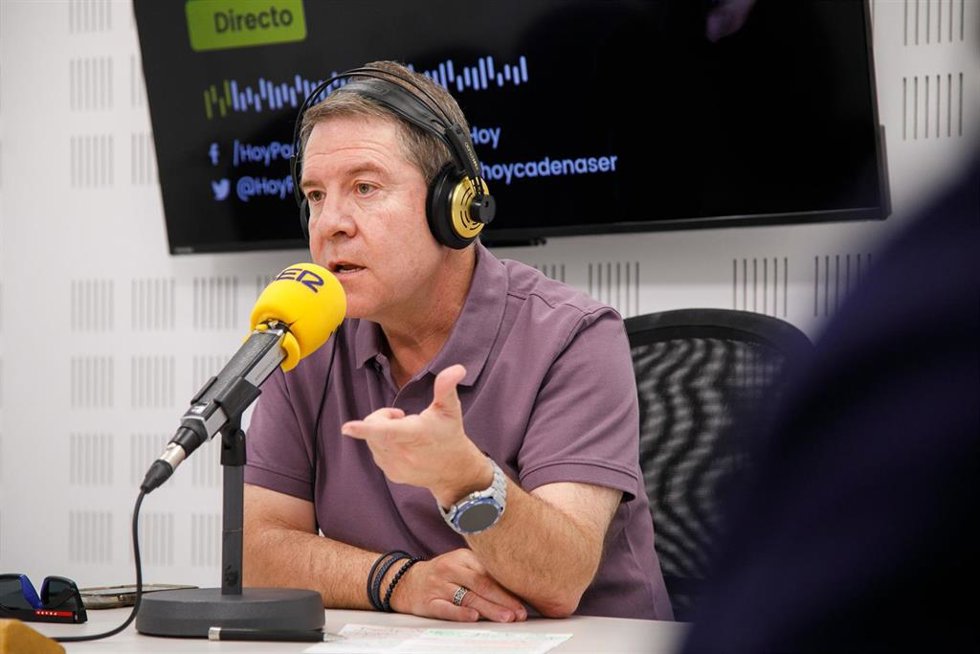 El presidente de C-LM, Emiliano García-Page, en una entrevista en la Cadena Ser.