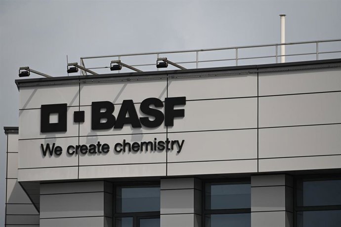 Archivo - FILED - 26 March 2026, China, Zhanjiang: The BASF logo stands on a building at the new Verbund site in Zhanjiang. Photo: Johannes Neudecker/dpa