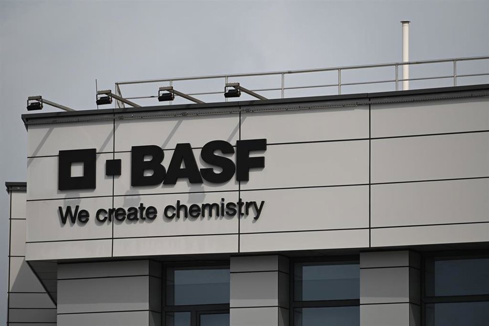 Archivo - FILED - 26 March 2026, China, Zhanjiang: The BASF logo stands on a building at the new Verbund site in Zhanjiang. Photo: Johannes Neudecker/dpa