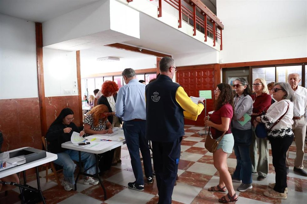Archivo - Personal de correos acude a los colegios electorales para depositar el voto por correo. A 17 de mayo de 2026 en Sevilla, Andalucía (España). (Foto de archivo).