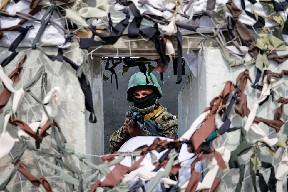 Archivo - Militar ucraniano armado con una ametralladora monta guardia en un lugar no revelado de Járkov.