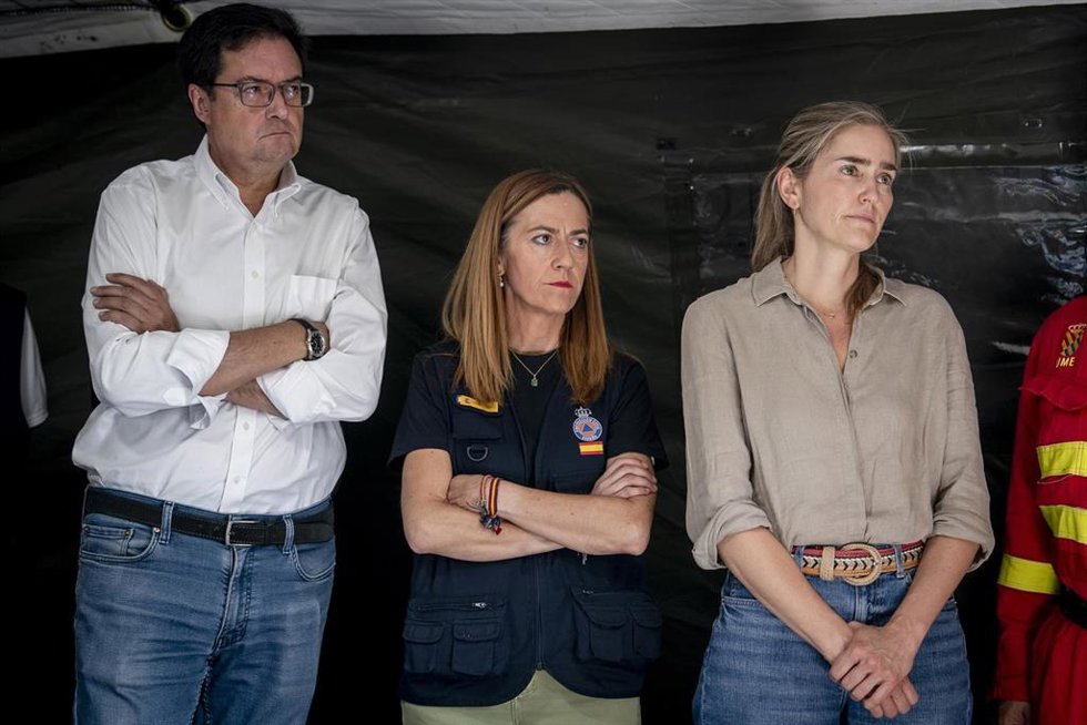 El ministro para la Transformación Digital, Óscar López; el secretaria general de Protección Civil y Emergencias, Virginia Barcones; y la vicepresidenta tercera del Gobierno y  Sara Aagesen; durante una visita al puesto de mando avanzado  en Navalcarnero.