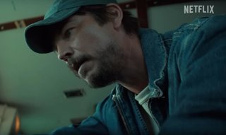 Josh Harnett se enfrenta a un monstruo marino en el inquietante tráiler de Bajo la superficie