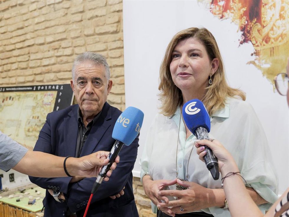 El alcalde de Almonte, Francisco Bella, y la delegada de la Junta en Huelva, Berta Centeno.