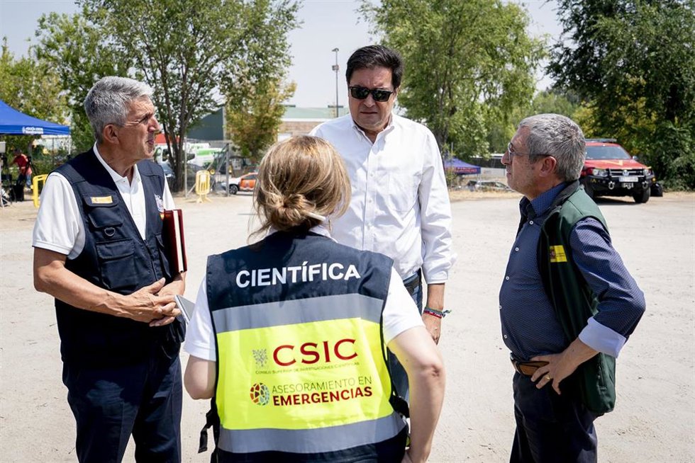 El ministro para la Transformación Digital, Óscar López, durante una visita al puesto de mando avanzado para centralizar las labores de extinción del incendio forestal de la sierra oeste, a 26 de julio de 2026, en Navalcarnero, Madrid (España). 