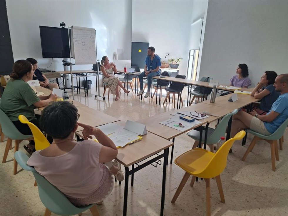 Participantes durante una sesión de la Escuela de Pacientes sobre Enfermedad Inflamatoria Intestinal del Hospital Universitario Torrecárdenas de Almería.