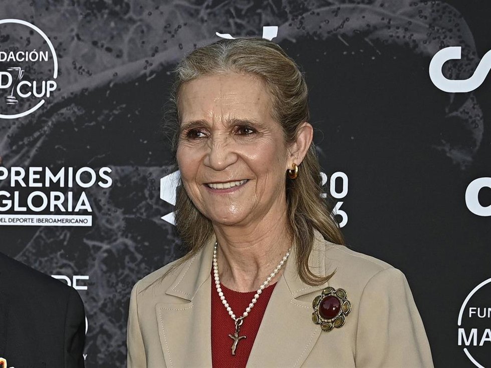 La infanta Elena, de lo más sonriente tras el reencuentro de los Reyes Eméritos en Mallorca después de siete años