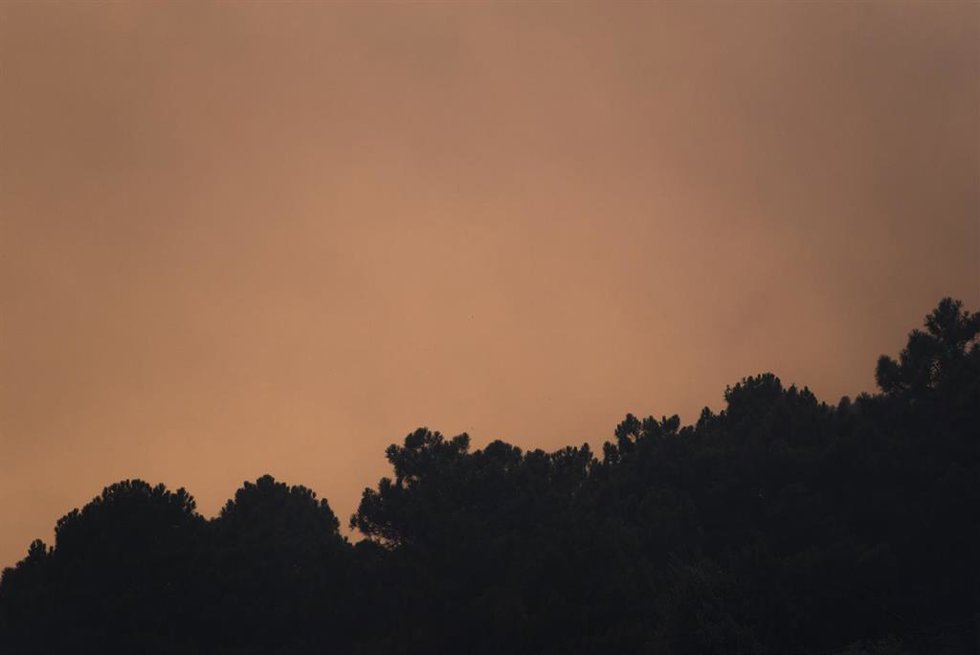 Vista del pueblo con humo, a 26 de julio de 2026, en Piedralaves, Ávila, Castilla y León (España).  