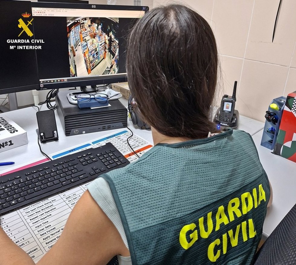 La Guardia Civil analiza las imágenes del atraco a la gasolinera en Gévora