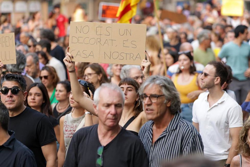 Decenas de personas durante una manifestación contra la saturación turística, a 26 de julio de 2026, en Palma de Mallorca, Islas Baleares (España). 