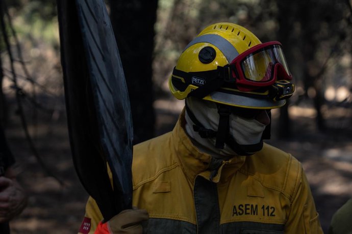 Un bombero trabaja en las tareas de extinción del incendio forestal en la Sierra Oeste de Madrid, en los alrededores del Pantano de San Juan, a 28 de julio de 2026, en Madrid (España). La intensa labor desarrollada durante la noche por el dispositivo de e