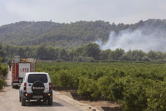 Humo provocado por el incendio de la Vall d’Uixó, a 28 de julio de 2026, en Castellón, Comunidad Valenciana (España). El incendio declarado en al Vall d'Uixó (Castellón) no crece de manera significativa en número de hectáreas arrasadas o perímetro, pero p