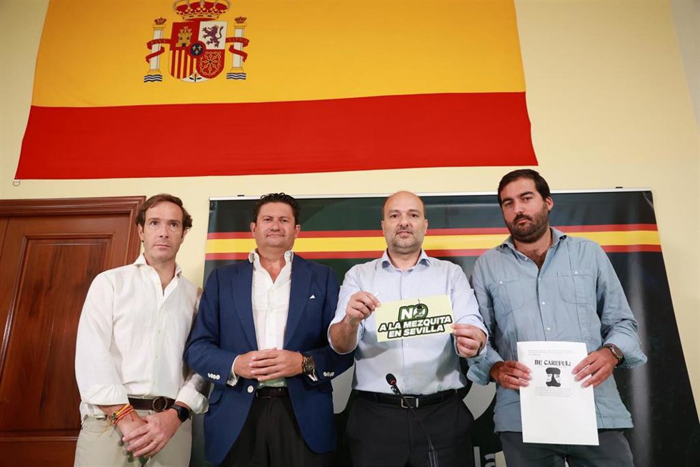 Imagen de archivo. El portavoz del grupo municipal de Vox en el Consistorio de Sevilla, Gonzalo García de Polavieja (2d), junto al consejal de la formación, Fernando Rodríguez (2i) y el presidente de VOX Sevilla, Javier Navarro (1d)