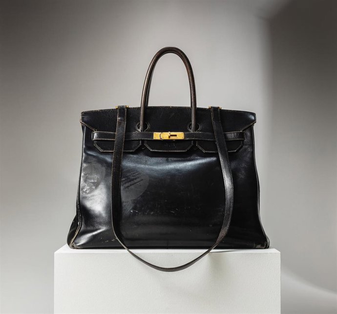 Archivo - FILED - 10 July 2025, ---: An undated handout photo issued by Sotheby's shows the original Birkin Bag, owned by Jane Birkin, which has been sold for ·8.6 million ($10 million) at the Sotheby's Fashion Icons Auction in Paris, becoming the most va