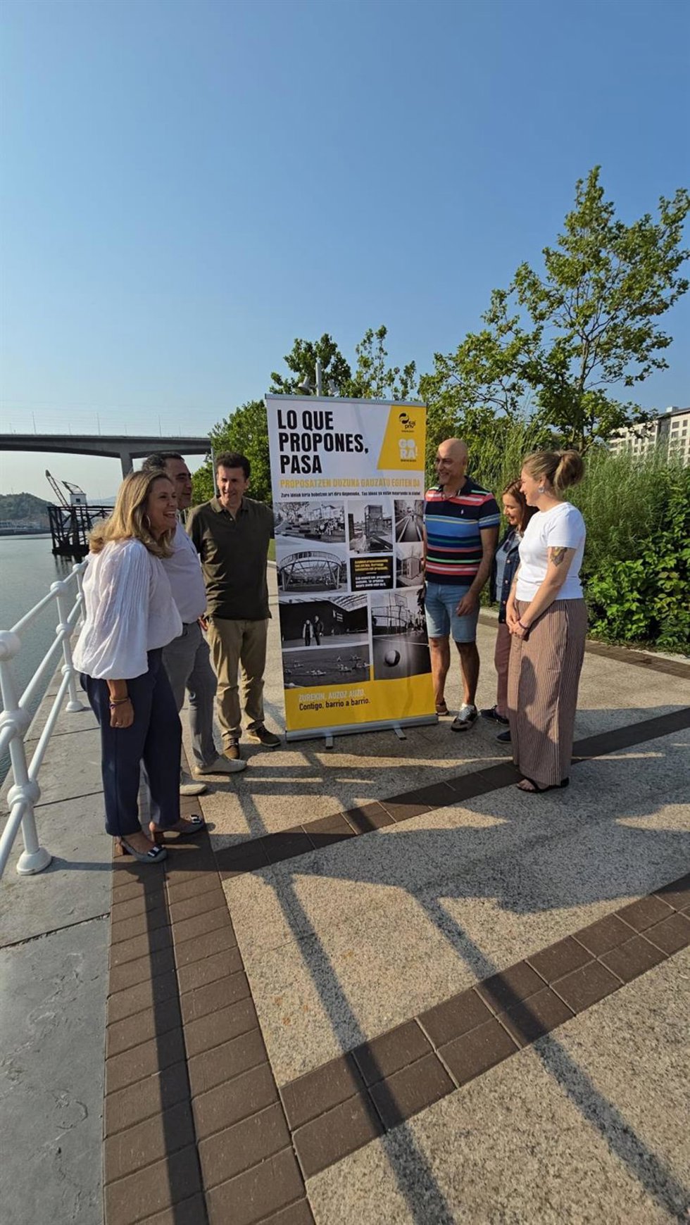 La alcaldesa de Barakaldo, Amaia del Campo, junto con su equipo de el parque Zamalanda.