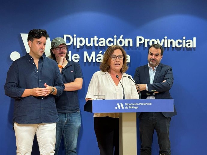 La diputada provincial Sagrario Molina participa junto al alcalde de Alfarnatejo, Daniel Benítez, en la presentación de la Fiesta de Singularidad Turística Gazpacho de los 3 Golpes de la Alta Axarquía