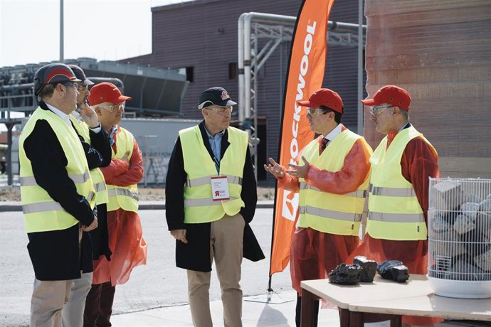 Archivo - Visita del consejero MIkel Irujo a la planta de Rockwool en Caparroso.
