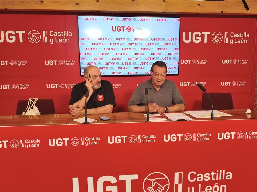 El secretario general de UGT Servicios Públicos Castilla y León, Tomás Pérez Urueña, y el vicesecretario general del sector autonómico y de Diálogo Social de UGT Servicios Públicos Castilla y León, Carlos Arenas Vázquez, en rueda de prensa.
