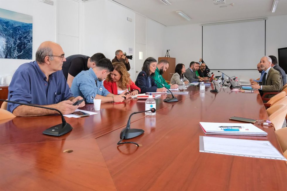 Archivo - La Junta de Personal Docente no Universitario de Cantabria durante una reunión con el consejero de Educación, Sergio Silva