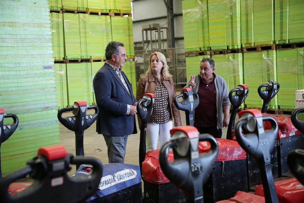 La consejera de Pesca, María Jesús Susinos (PP), en la Cofradía de Santoña