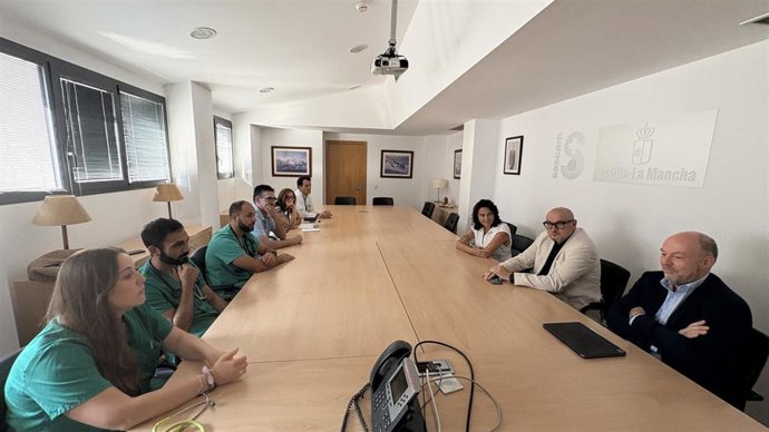 Reunión entre el director gerente del Sescam, Alberto Jara, y el equipo de Coordinación de Trasplantes del Hospital General Universitario de Ciudad Real.