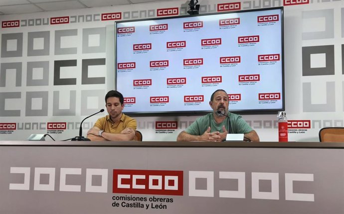 El secretario de Empleo, Protección Civil y Migraciones, Javier Moreno, y el economista de CCOO Castilla y León, Sergio Hernández, en la rueda de prensa.