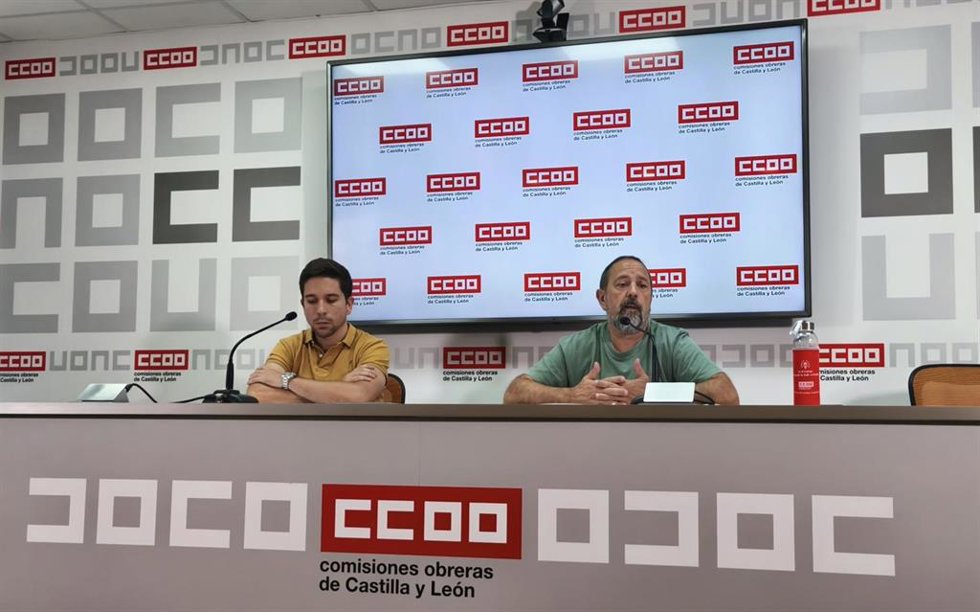 El secretario de Empleo, Protección Civil y Migraciones, Javier Moreno, y el economista de CCOO Castilla y León, Sergio Hernández, en la rueda de prensa.