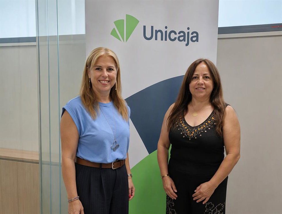 La directora de zona Asturias Oeste y Sur de Unicaja, Ana Fonseca, y la presidenta de la asociación NosotrAs, María Josefa Vega.