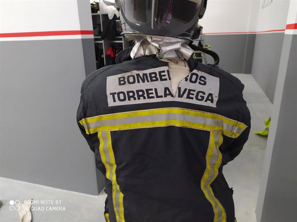 Archivo - Prendas de trabajo de los bomberos de Torrelavega