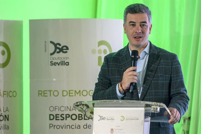 Archivo - El vicepresidente de Prodetur, Rodrigo Rodríguez Hans, atiende a los medios en la Jornada sobre el Reto Demográfico en la provincia de Sevilla, en foto de archivo