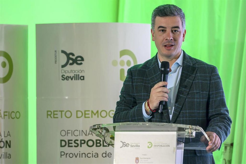 Archivo - El vicepresidente de Prodetur, Rodrigo Rodríguez Hans, atiende a los medios en la Jornada sobre el Reto Demográfico en la provincia de Sevilla, en foto de archivo
