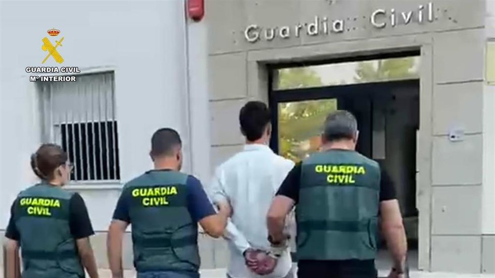 Detención del joven acusado de delitos de estafa