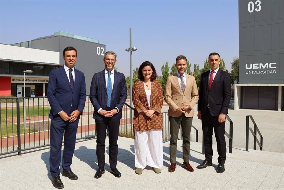 En el medio, Irati Jauregui, junto al rector de la UEMC, David García; el consejero delegado y vicepresidente de Fundación UEMC, Jesús Zarzuela; el director de Instituciones de CyL en Banco Santander, Rubén García, y el gerente de Banca, Santiago Álvarez.