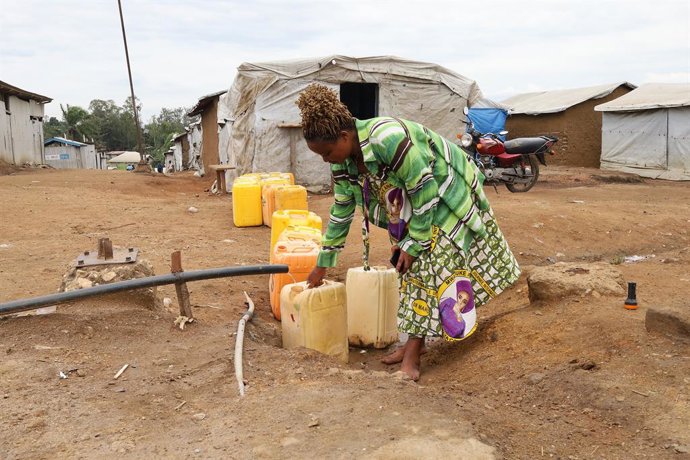 Archivo - BUNIA, June 12, 2026  -- A woman fetches water from a tap in the Kigonze camp for internally displaced people (IDP) on the outskirts of Bunia, Ituri Province, the Democratic Republic of the Congo, June 9, 2026. Bunia is one of the epicenters of 