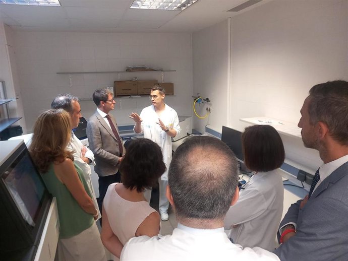 El presidente del Gobierno de La Rioja, Gonzalo Capellán, ha visitado junto a la consejera de Salud y Políticas Sociales, María Martín, y los responsables de estas instalaciones, los laboratorios del hospital logroñés